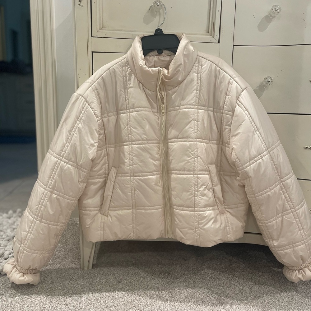 Chelsea & Violet Light Beige Cropped Puffer Jacket size L NWOT